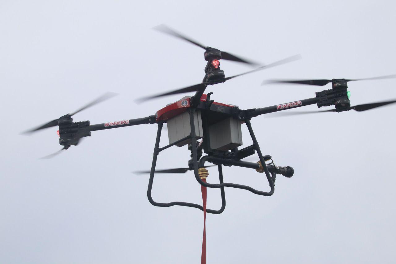No momento, você está visualizando Governador Wilson Lima entrega drones que despejam água e viaturas de grande porte aos Bombeiros destinadas ao interior do Amazonas