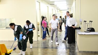 Prefeito David Almeida realiza vistoria final de UBS Leonor de Freitas no bairro Compensa