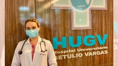 Mulher que fingia ser sobrinha do prefeito David Almeida e médica é desmascarada e será investigada por estelionato e falsidade ideológica