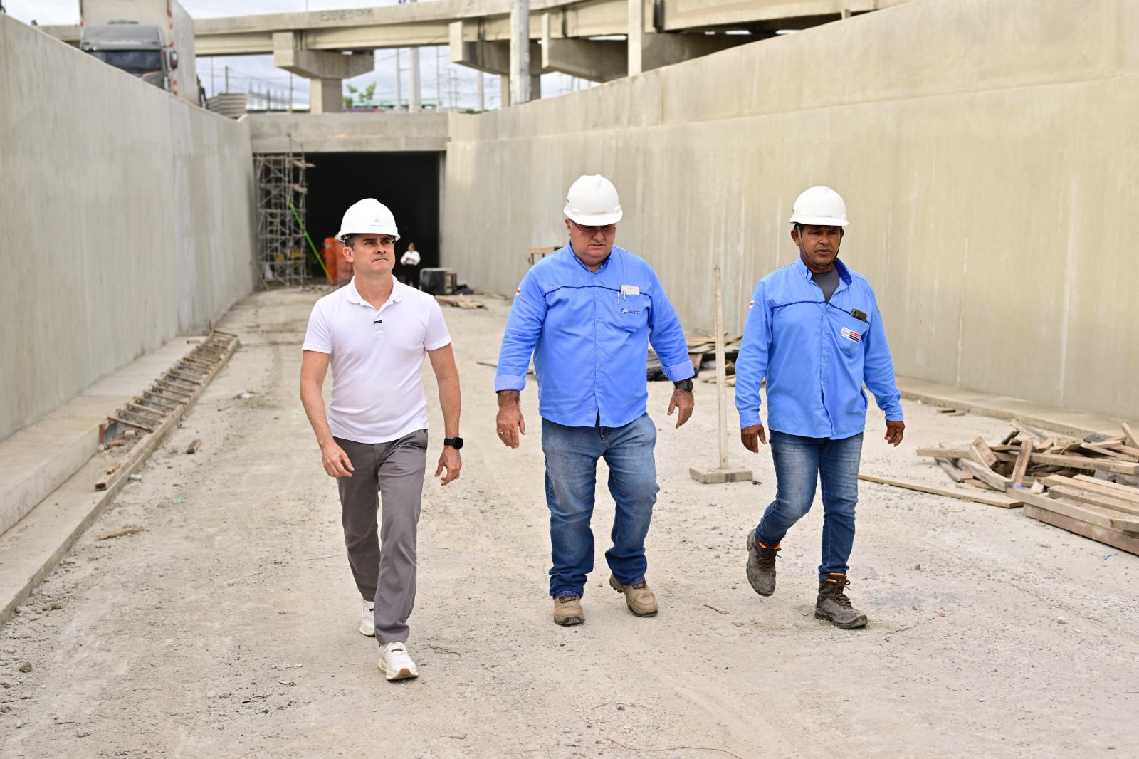 No momento, você está visualizando Prefeito David Almeida destaca avanço histórico em obra viária na zona Leste durante vistoria nesta segunda-feira, 19