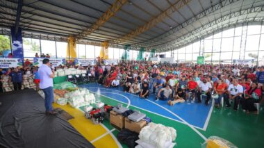 Em Tapauá, governador Wilson Lima entrega 4 toneladas de alimentos para famílias e fortalece área do esporte e lazer
