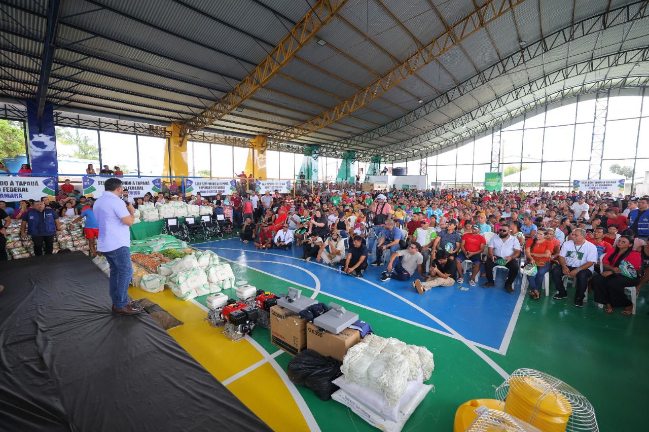 No momento, você está visualizando Em Tapauá, governador Wilson Lima entrega 4 toneladas de alimentos para famílias e fortalece área do esporte e lazer