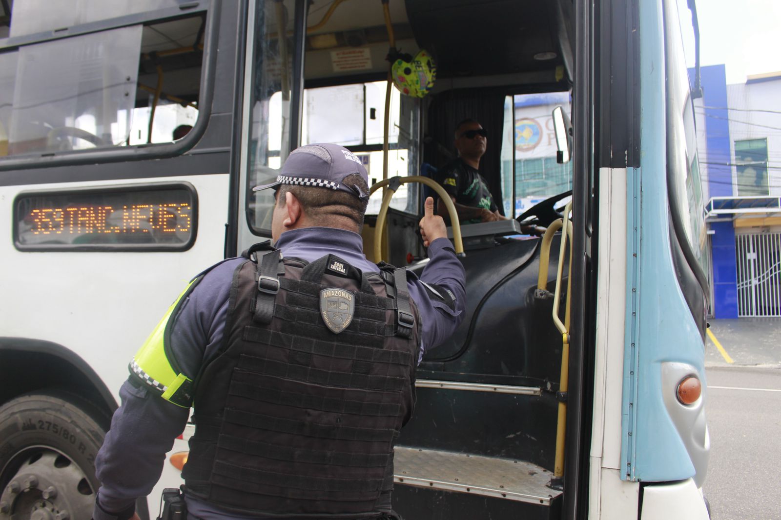 Leia mais sobre o artigo Caem crimes de roubos de celular, a ônibus e pedestres no Amazonas
