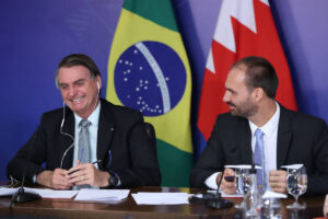 Leia mais sobre o artigo Bolsonaro transferiu R$ 2 milhões a Eduardo Bolsonaro nos EUA via Pix: ‘Dinheiro é meu e é limpo’