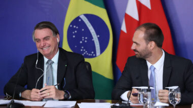 Bolsonaro transferiu R$ 2 milhões a Eduardo Bolsonaro nos EUA via Pix: ‘Dinheiro é meu e é limpo’