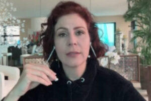 Leia mais sobre o artigo Interpol inclui Carla Zambelli na lista de difusão vermelha a pedido de Moraes