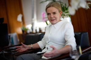 Leia mais sobre o artigo Gleisi vê governo ofuscado por crises e admite que parte da base pode estar contra Lula em 2026