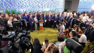 Petistas veem Lula alheio em meio a ato de superfederação contra governo