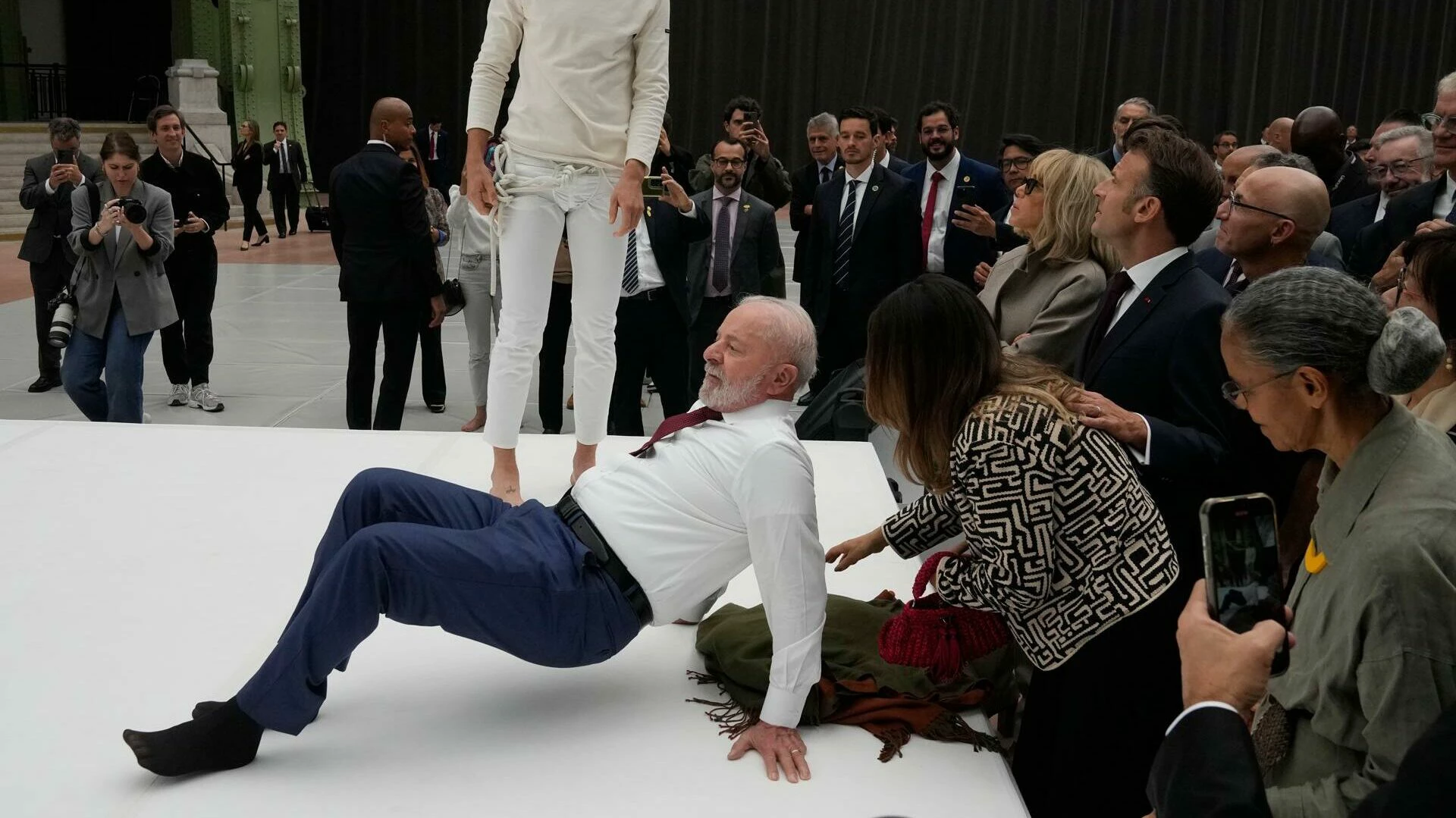 No momento, você está visualizando Lula tenta imitar movimento de acrobatas em evento na França
