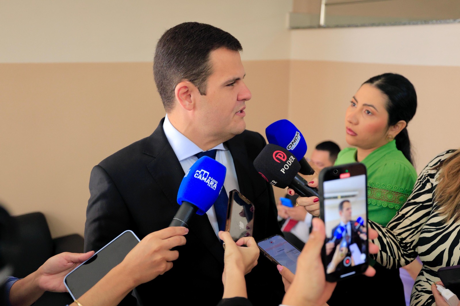 No momento, você está visualizando Vice-prefeito de Manaus Renato Junior vai à CMM prestar contas dos mutirões nos bairros e convida parlamentares para uma visita as obras do viaduto Rei Pelé
