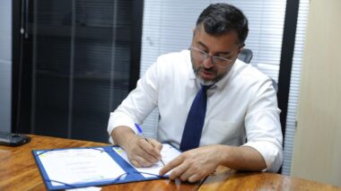Governador Wilson Lima assina convênio para a construção de centro de recreação em Codajás