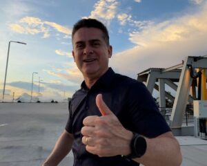 Leia mais sobre o artigo Prefeito David Almeida celebra um ano do píer turístico Manaus 355 com visita institucional ao local