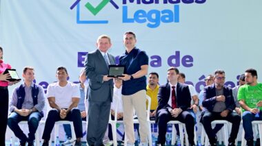 Prefeito David Almeida recebe homenagem do Poder Judiciário por avanços na regularização fundiária em Manaus