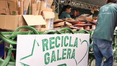 Festival de Parintins 2025: Espaço Sustentável Recicla, Galera inaugura com troca de resíduos por brindes
