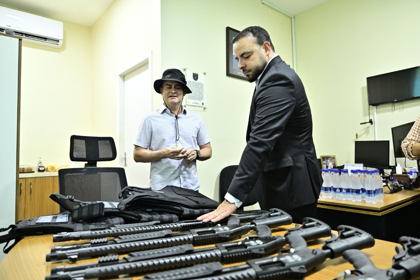 No momento, você está visualizando Prefeito David Almeida reforça segurança em Manaus com novos armamentos e equipamentos para a Guarda Municipal