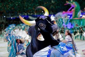 Leia mais sobre o artigo Festival de Parintins 2025: Boi Caprichoso abre a segunda noite e celebra a retomada das tradições