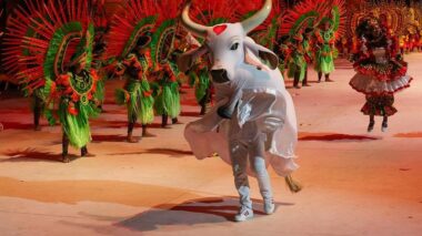 Festival de Parintins 2025: Garantido encerra segunda noite celebrando as expressões artísticas brasileiras no Bumbódromo