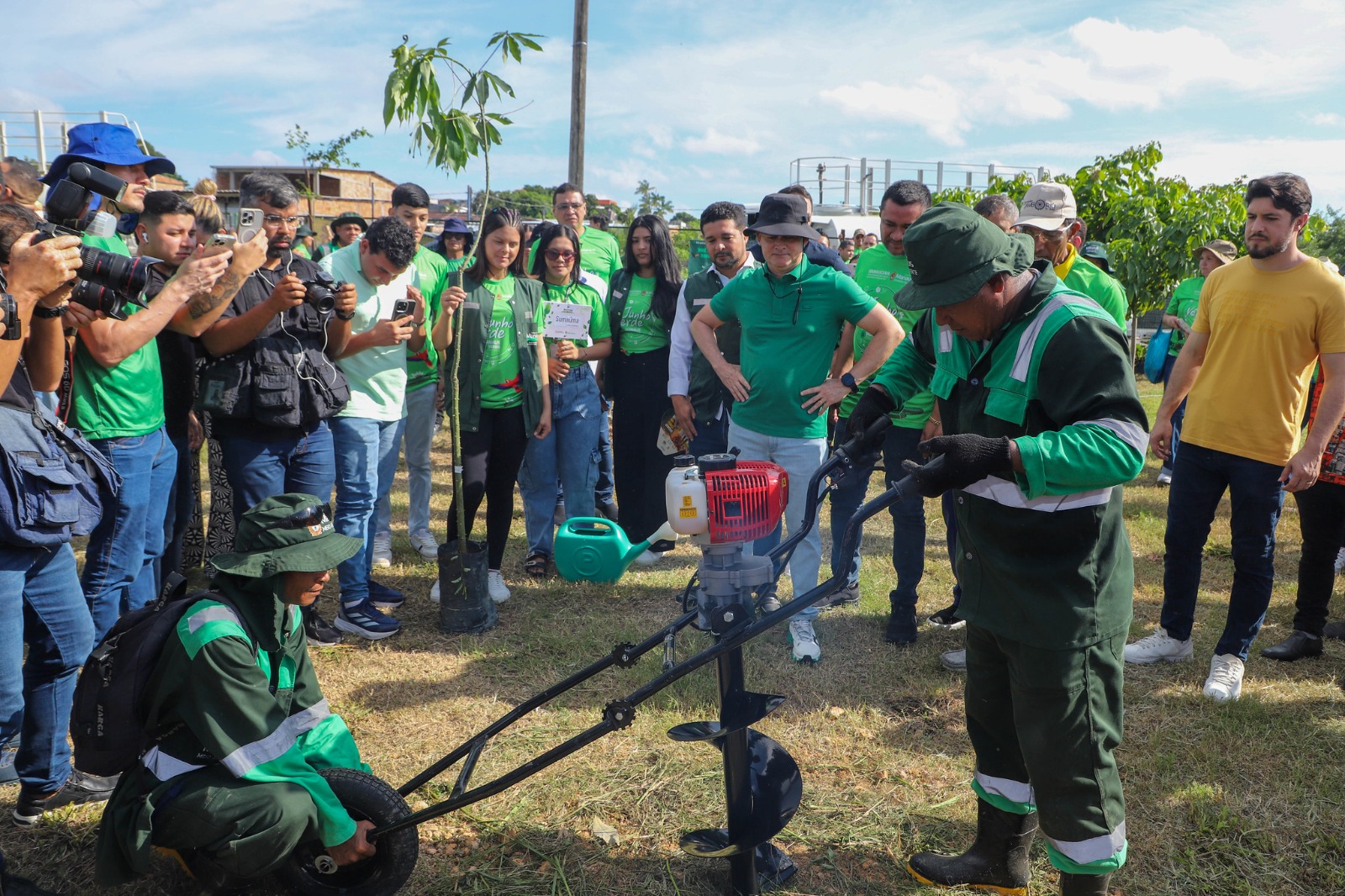 No momento, você está visualizando Prefeito David Almeida lança ações com foco em reflorestamento urbano, adesão aos ODS e logística reversa nas escolas municipais