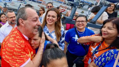 Omar reúne dezenas de prefeitos do interior em entrega de kits náuticos para a assistência social