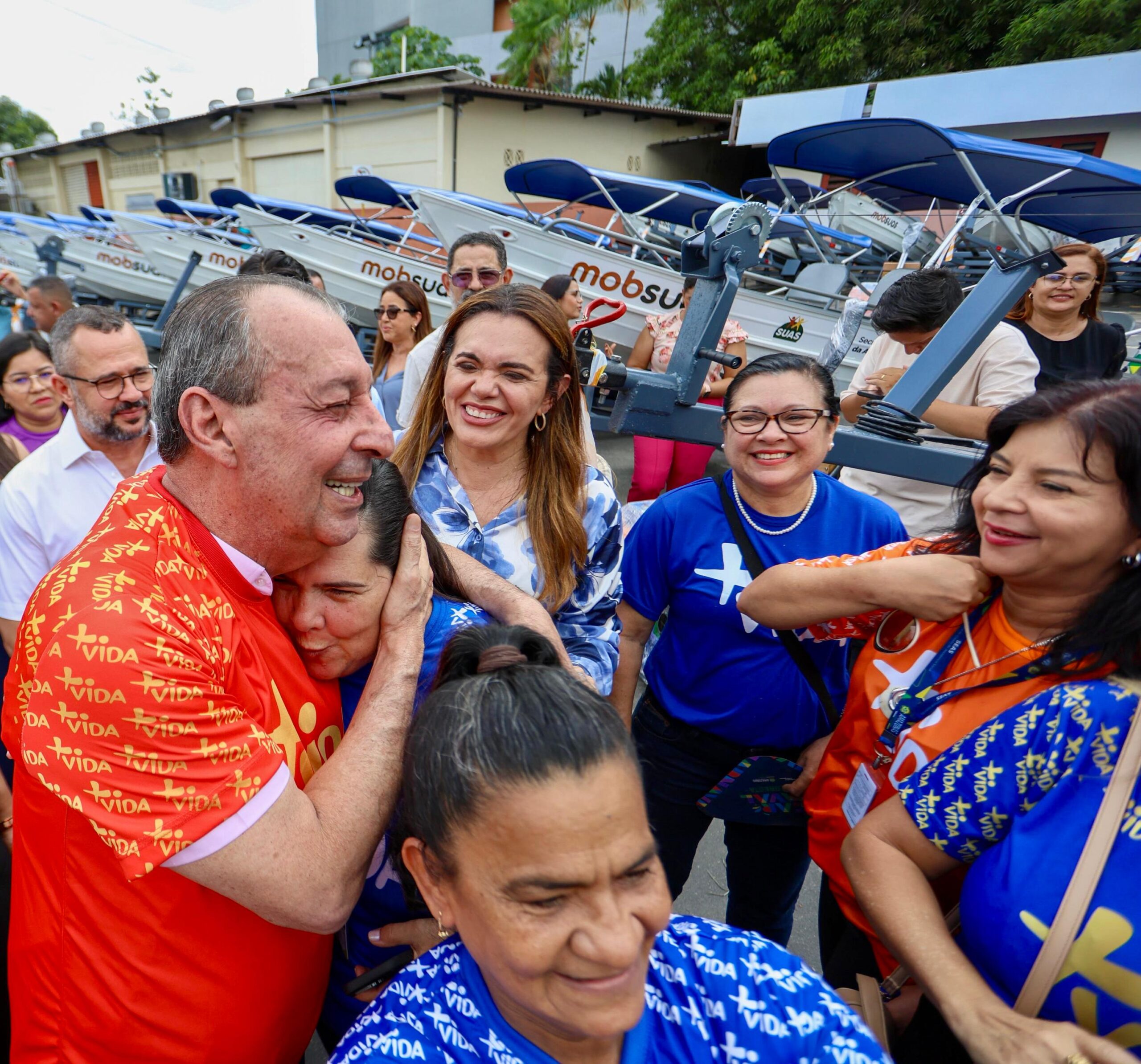 No momento, você está visualizando Omar reúne dezenas de prefeitos do interior em entrega de kits náuticos para a assistência social