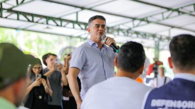 Com entrega de 210 títulos de terra, prefeito David Almeida reforça compromisso com moradia digna e inclusão de povos originários
