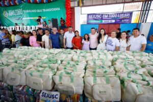 Leia mais sobre o artigo Governador Wilson Lima destina 3,6 toneladas de alimentos à população em situação de vulnerabilidade no município de Barreirinha