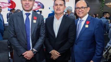 Prefeito David Almeida participa de homenagem ao ministro do STF, André Mendonça, durante Assembleia Geral da Ieadam