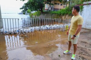 Leia mais sobre o artigo Prefeito David Almeida visita o mirante Lúcia Almeida e reforça ações da prefeitura diante da cheia do rio Negro