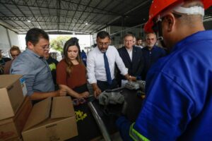 Leia mais sobre o artigo Ilumina+ Amazonas: Governador Wilson Lima vistoria envio de luminárias de LED para Jutaí e Fonte Boa