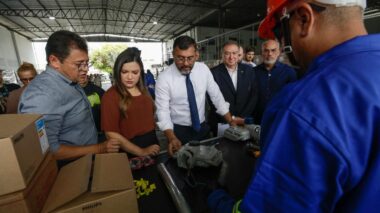 Ilumina+ Amazonas: Governador Wilson Lima vistoria envio de luminárias de LED para Jutaí e Fonte Boa