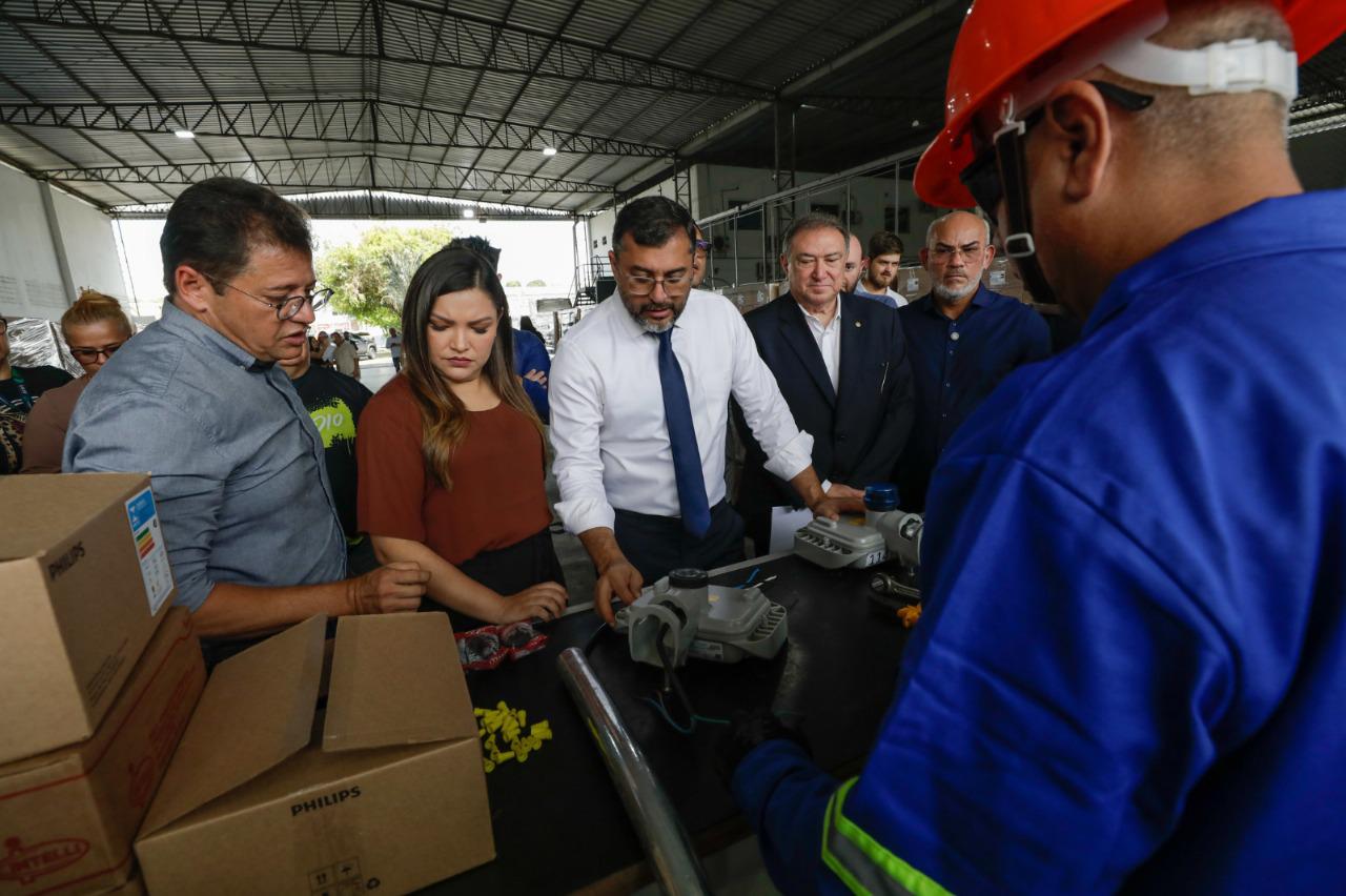 No momento, você está visualizando Ilumina+ Amazonas: Governador Wilson Lima vistoria envio de luminárias de LED para Jutaí e Fonte Boa