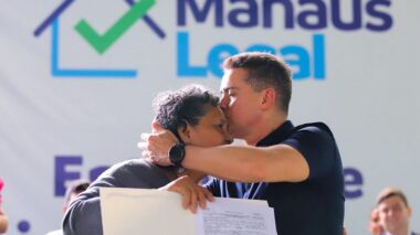 Prefeito David Almeida entrega mais de 400 registros de imóveis e reforça compromisso com a moradia digna e a regularização fundiária em Manaus