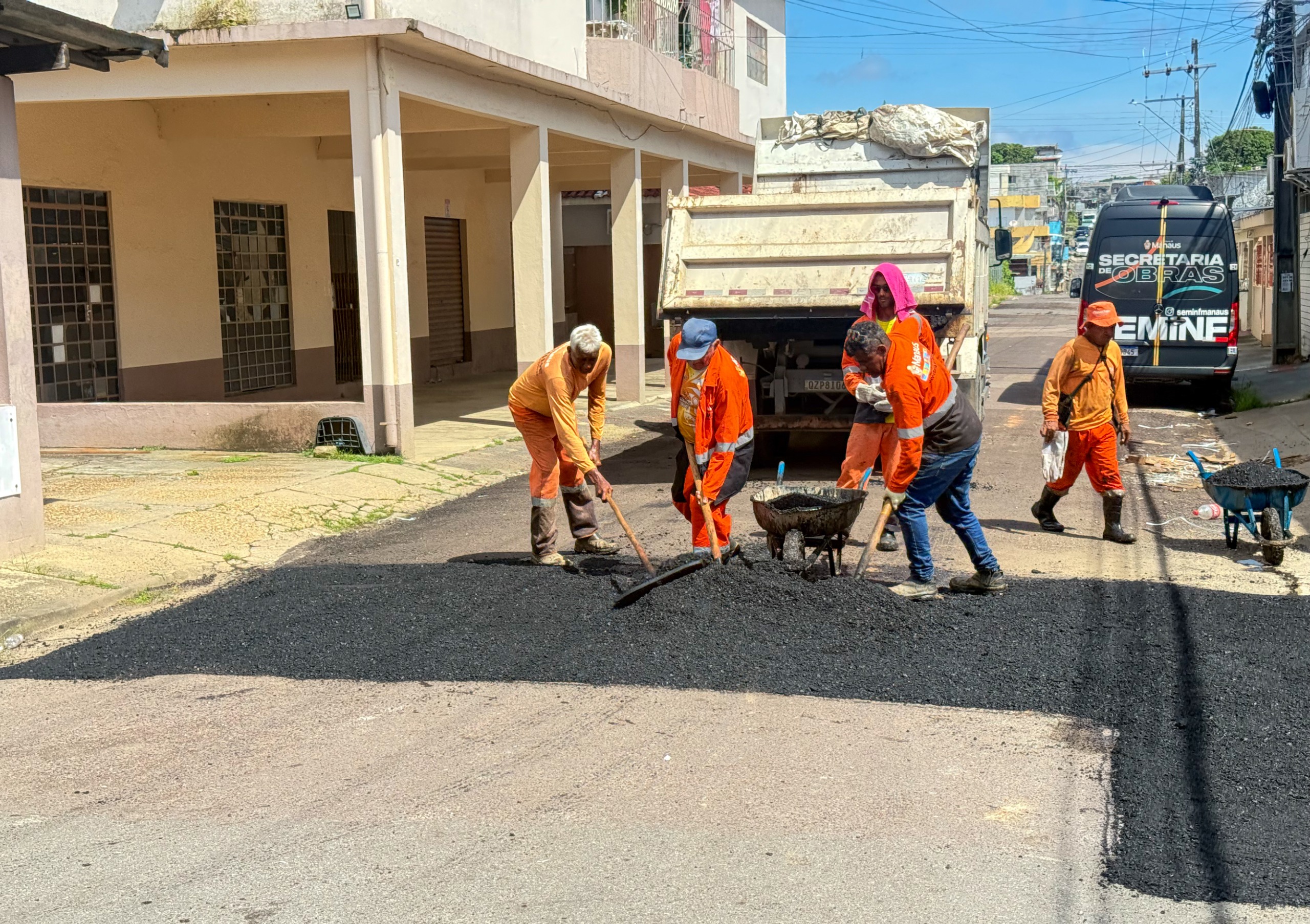 No momento, você está visualizando Prefeitura de Manaus atinge marca de 96 ruas recuperadas com asfalto no ‘Mutirão no bairro’ Alvorada