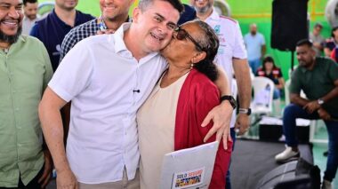 Prefeito David Almeida entrega 1.150 registros definitivos na comunidade Rio Piorini e reforça compromisso com a habitação em Manaus