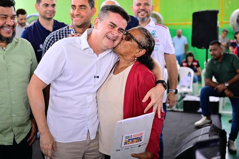 No momento, você está visualizando Prefeito David Almeida entrega 1.150 registros definitivos na comunidade Rio Piorini e reforça compromisso com a habitação em Manaus