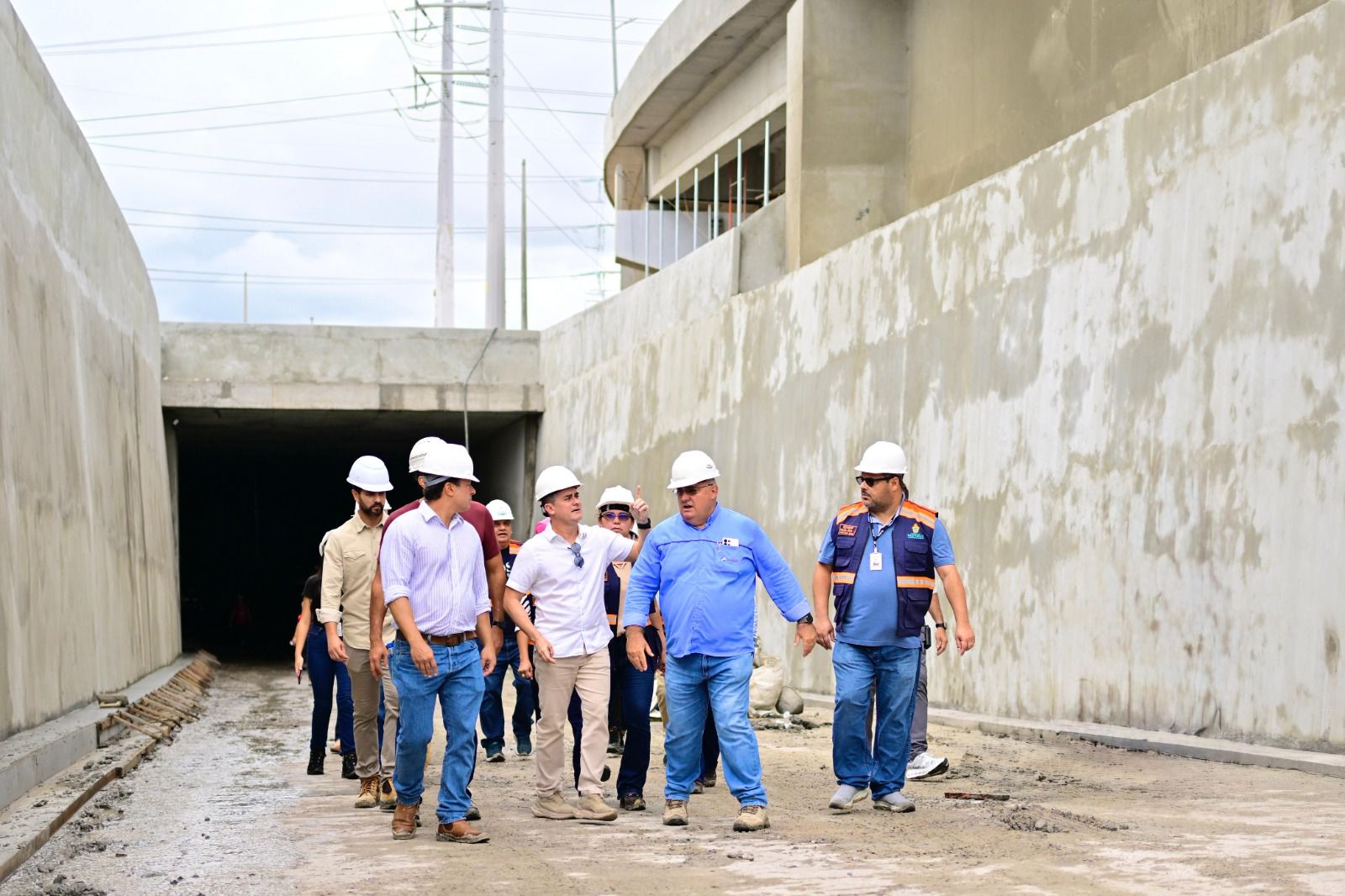 No momento, você está visualizando Prefeito David Almeida vistoria obras finais do complexo viário Rei Pelé e aprova intervenção artística no espaço