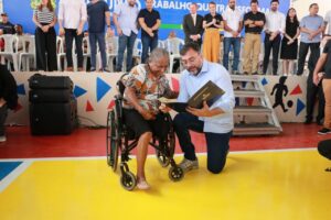 Leia mais sobre o artigo Governador Wilson Lima entrega mil títulos no Vale do Sinai e ultrapassa 19 mil famílias com imóveis regularizados no Amazonas