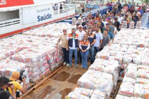 Leia mais sobre o artigo Operação Cheia 2025: Governador Wilson Lima entrega 18 toneladas de alimentos para beneficiar 2 mil famílias de Anamã