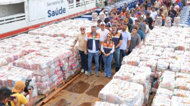 Operação Cheia 2025: Governador Wilson Lima entrega 18 toneladas de alimentos para beneficiar 2 mil famílias de Anamã