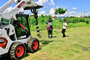Leia mais sobre o artigo Prefeito David Almeida avança no reflorestamento urbano com mecanização da arborização em Manaus
