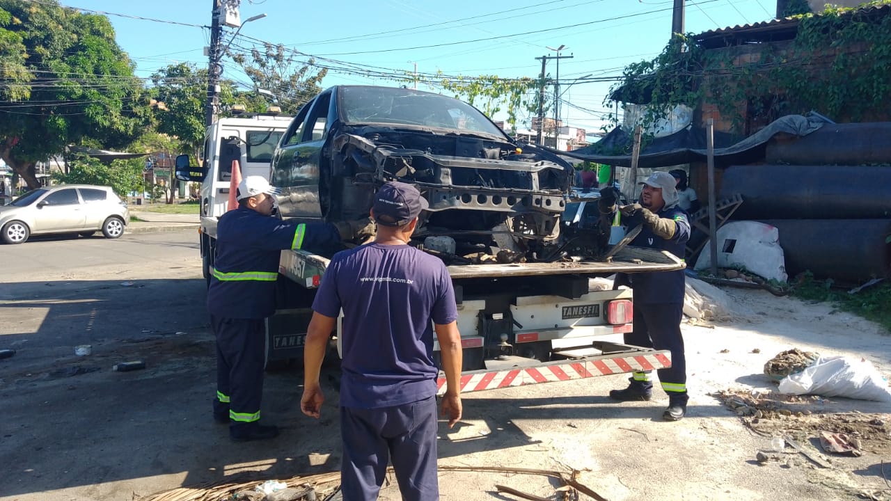 No momento, você está visualizando Prefeitura remove veículos abandonados no bairro Glória e combate foco de doenças