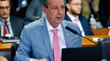 Governo Bolsonaro usou Abin para espionar senador Omar Aziz, mas nada encontrou, aponta relatório da PF