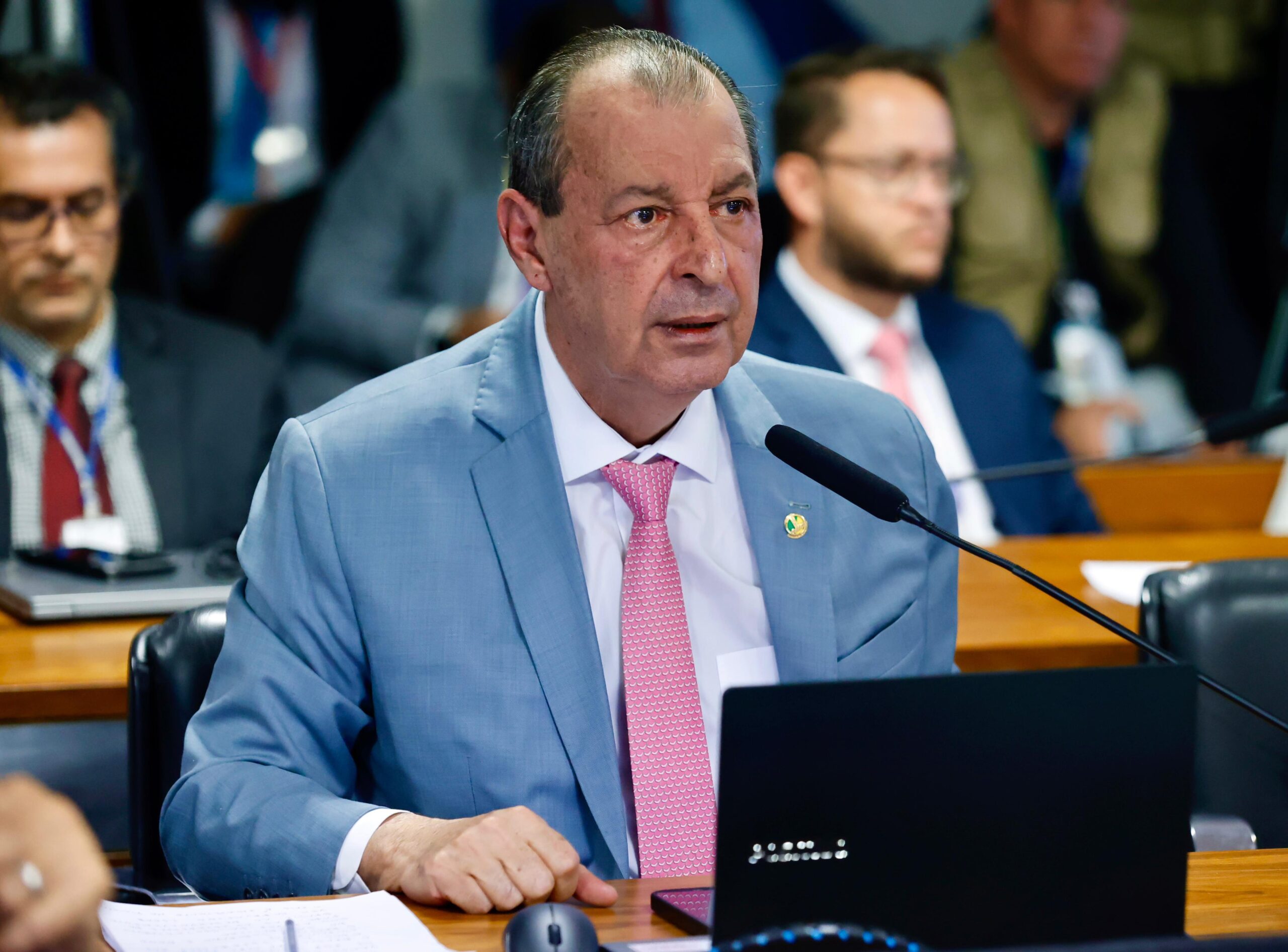 No momento, você está visualizando Governo Bolsonaro usou Abin para espionar senador Omar Aziz, mas nada encontrou, aponta relatório da PF