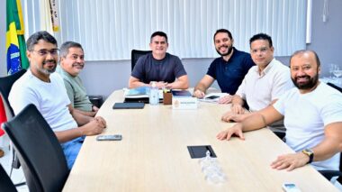 Prefeito David Almeida anuncia força-tarefa para regularizar 10 mil progressões na rede municipal de ensino