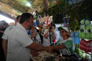 Leia mais sobre o artigo Em Parintins, governador Wilson Lima prestigia trabalho de artesãos amazonenses durante visita a estandes
