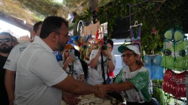 Em Parintins, governador Wilson Lima prestigia trabalho de artesãos amazonenses durante visita a estandes