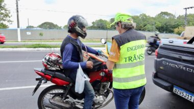Ação educativa da Prefeitura de Manaus alerta para evitar excesso de velocidade e início de operação de radares de fiscalização