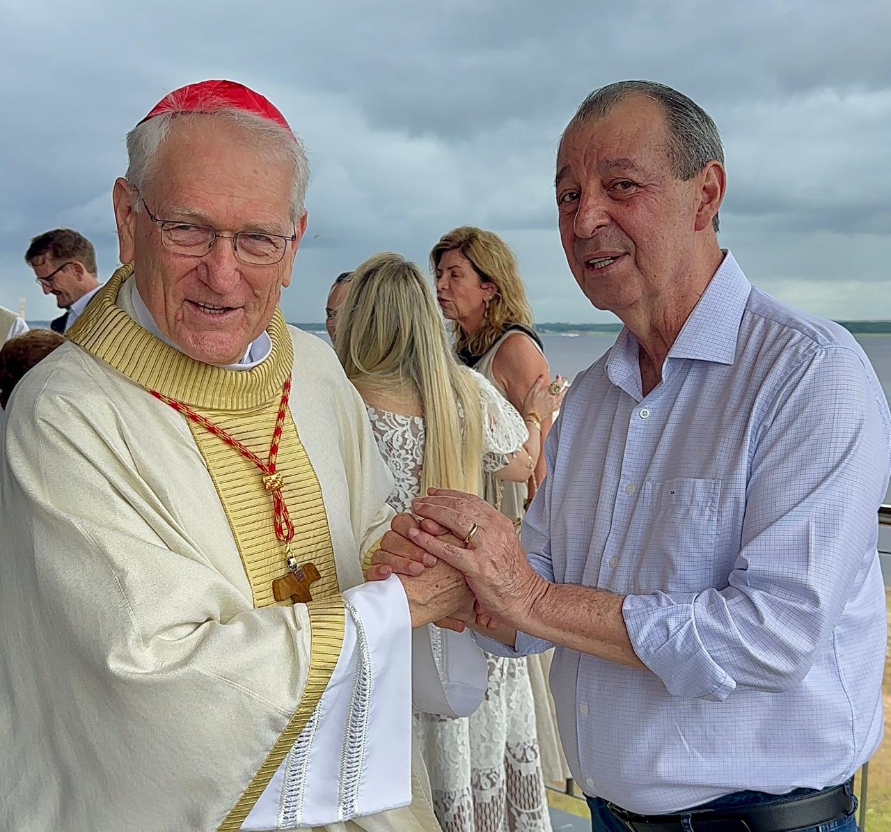 No momento, você está visualizando Omar Aziz participa de solenidade pela reforma da Igreja dos Remédios, no Centro de Manaus