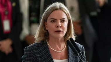 Gleisi Hoffmann sobre taxar LCA e LCI: “Não pode pagar um pouco de imposto?”