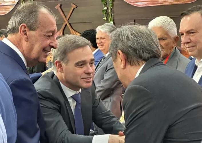 No momento, você está visualizando Senador Omar Aziz participa de entrega do título de Cidadão Amazonense ao ministro do STF André Mendonça durante convenção das Assembleias de Deus